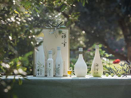 祥宇特級(jí)初榨橄欖油，純手工采摘、精選優(yōu)質(zhì)油橄欖鮮果，用意大利貝亞雷斯全自動(dòng)設(shè)備物理冷榨工藝，在鮮果采摘后8小時(shí)內(nèi)限時(shí)鮮榨而成。