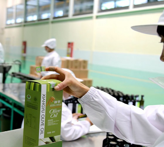 公司國(guó)通“訂單農(nóng)業(yè)”模式，獨(dú)創(chuàng)8小時(shí)限時(shí)鮮榨，從手工采摘、按質(zhì)收購(gòu)、便捷運(yùn)輸、純物理冷榨、充氮低恒溫儲(chǔ)存、灌裝等全程管理，并通過(guò)嚴(yán)格的品質(zhì)控..