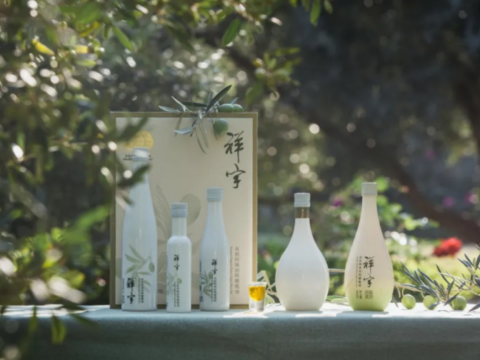 從甘肅隴南的青山幽谷，到一線(xiàn)城市的高端賣(mài)場(chǎng)；從一顆油橄欖在晨露中初綻的青澀，到一..